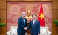 Embajador de Francia se reúne con el presidente del Parlamento de Vietnam