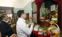 Jefe del Parlamento tributa honores al Presidente Ho Chi Minh en ocasión del Día Nacional