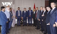 Vuong Dinh Hue se reúne con líderes de Federación de Cámaras de Comercio e Industria en Bangladesh