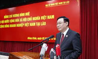 El Presidente de la Asamblea Nacional intercambia con la comunidad vietnamita en Laos