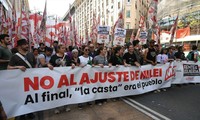Argentinos protestan en Buenos Aires contra los cortes del nuevo Presidente 