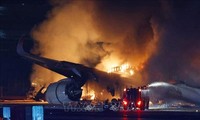 Japón: Colisión entre dos aviones en aeropuerto de Tokio-Haneda deja cinco personas muertas