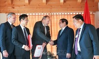 Primer Ministro de Vietnam se reúne con algunos líderes empresariales en Davos