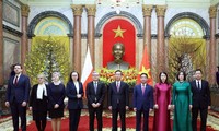 Presidente Vo Van Thuong recibe a embajadores de Polonia, España y Bangladesh