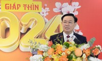 Sector bancario sigue desempeñando un papel trascendental en la economía, afirma Vuong Dinh Hue