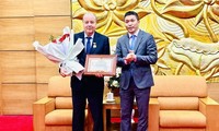 Vietnam entrega sello conmemorativo de amistad a embajador argelino