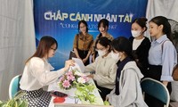 Miles de personas participan en la Feria de Empleo para Estudiantes en Da Nang
