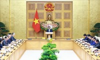 Premier de Vietnam trabaja con empresas chinas en temas de economía verde y digital