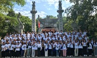 Estudiantes vietnamitas en ultramar visitan el Templo Hung