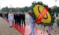 越南党政领导人入陵瞻仰胡志明主席遗容