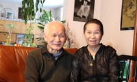 在法国从事越南语广播的吴天汉及其家人