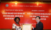 向前世行驻越首席代表克瓦女士授予为了农业事业纪念章