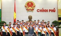 越南政府副总理武德担会见2016年100名优秀志愿献血者