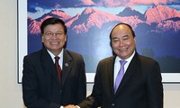 阮春福会见老挝总理通伦
