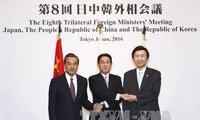 中日韩三国外长讨论保持双边合作问题