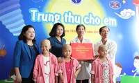 越南国家副主席邓氏玉盛向癌症病童赠送中秋礼物