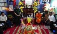  越南西南部指导委员会看望茶荣省高棉族僧众并祝贺报孝节
