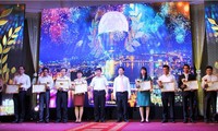 岘港市表彰42家做好劳动者照顾工作的企业