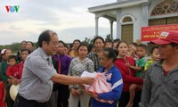 越南全国人民携手帮助中部灾民减轻洪水造成的损失