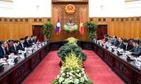 阮春福与老挝总理通伦举行会谈