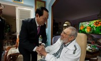 越南国家主席陈大光看望古巴革命领袖菲德尔•卡斯特罗