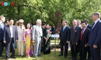 陈大光在莫斯科向胡志明主席像敬献花圈