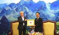 意大利共产党总书记阿尔博雷斯访问越南河江省