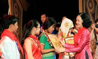 全国各民族优秀少年儿童表彰会在河内举行