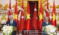 土耳其总理耶尔德勒姆对越土关系表示乐观 