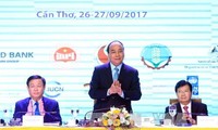 阮春福主持可持续发展适应气候变化的九龙江平原全体会议