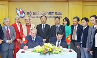 瑞士和列支敦士登外国记者协会代表团访问越南