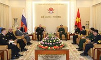 越南人民军总参谋长潘文江会见俄罗斯海军司令格罗莫夫