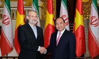 阮春福会见伊朗伊斯兰议会议长阿里•拉里贾尼