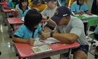 美国海军官兵与庆和省残疾儿童交流
