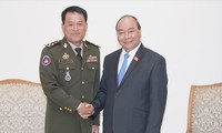 阮春福会见柬埔寨王家军总司令冯批森
