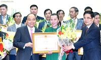 阮春福向在三农领域取得出色成绩的组织和个人颁奖