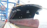 海防国际集装箱港迎来跨太平洋的13.2万吨集装箱船