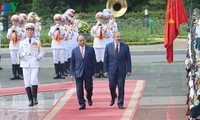 阮春福与亚美尼亚总理帕什尼扬举行会谈