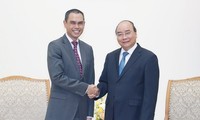 阮春福会见马来西亚驻越南大使扎姆鲁尼•哈立德