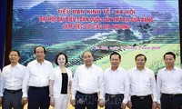 越共十三大经济社会小组与北部各省举行工作会议