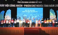 越南国家副主席邓氏玉盛出席“2019年工人日-情义集市”活动