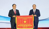 阮春福出席越南纺织品服装协会成立20周年纪念会