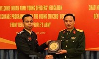 越南与印度青年军官加强经验交流