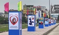 纪念国家统一45周年主题海报展在北江省举行