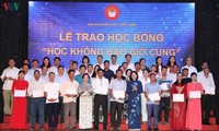 越南国家副主席邓氏玉盛出席“学无止境”助学金颁发仪式