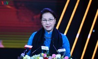越南国会主席阮氏金银出席“光荣的一线人员”活动