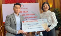 越南红十字会接收援助中部灾区的10万美元善款