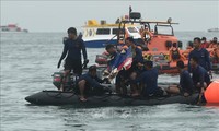 印尼打捞起失事客机一个黑匣子