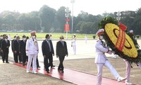 越南党和国家领导人入陵瞻仰胡主席遗容和上香缅怀英雄烈士      