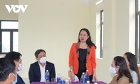 越南国家副主席武氏英春勉励广平省洪灾灾民